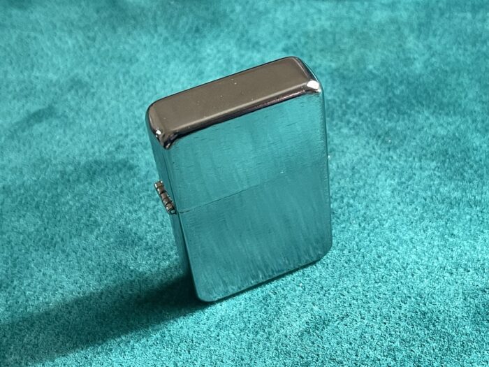 ZIPPO stiilis metallkorpusega läikiv klassikaline välgumihkel metallist kinkekarbis.