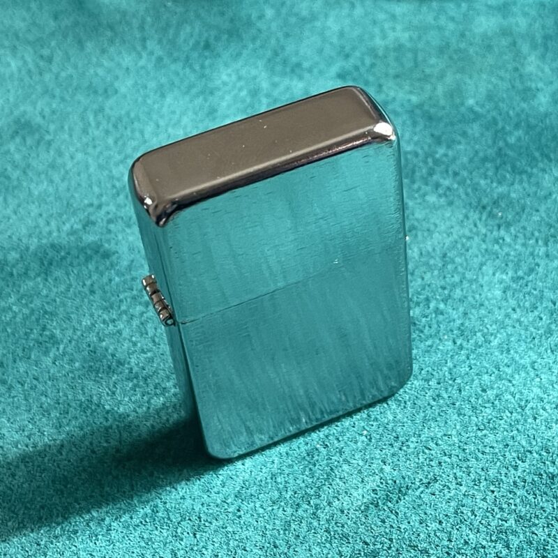 ZIPPO stiilis metallkorpusega läikiv klassikaline välgumihkel metallist kinkekarbis.