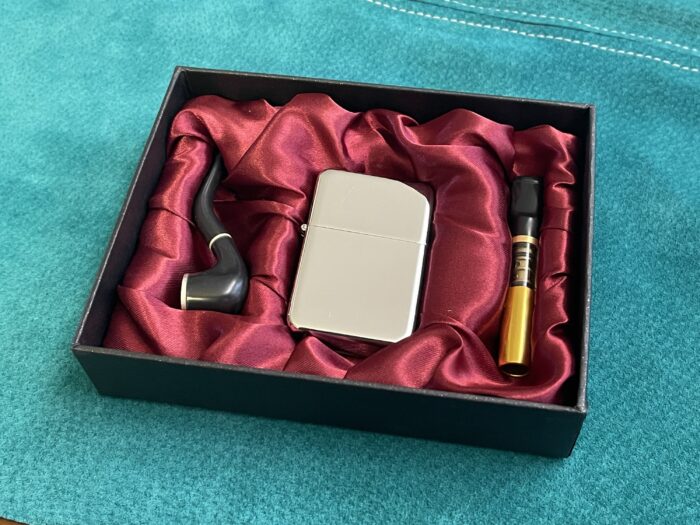 Kinkekomplekt. ZIPPO stiilis metallkorpusega klassikaline välgumihkel + suitsupits + väike piip.