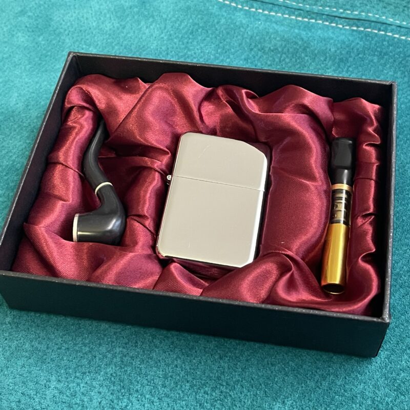 Kinkekomplekt. ZIPPO stiilis metallkorpusega klassikaline välgumihkel + suitsupits + väike piip.