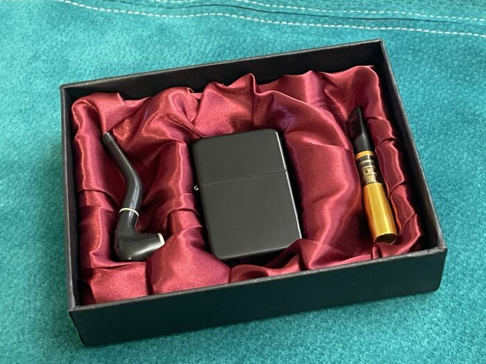 Kinkekomplekt. ZIPPO stiilis metallkorpusega klassikaline välgumihkel + suitsupits + väike piip.
