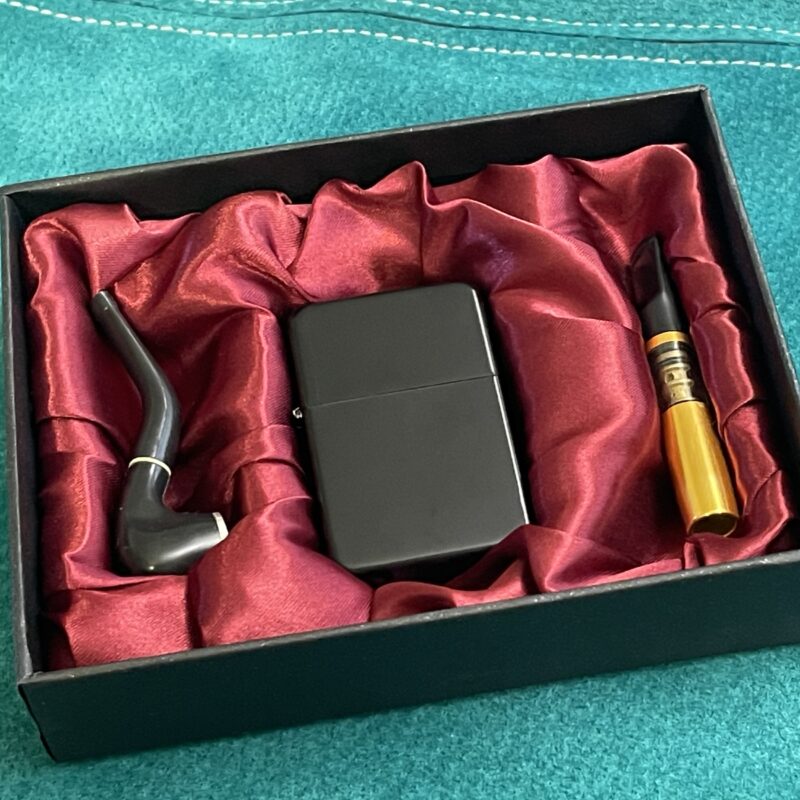 Kinkekomplekt. ZIPPO stiilis metallkorpusega klassikaline välgumihkel + suitsupits + väike piip.