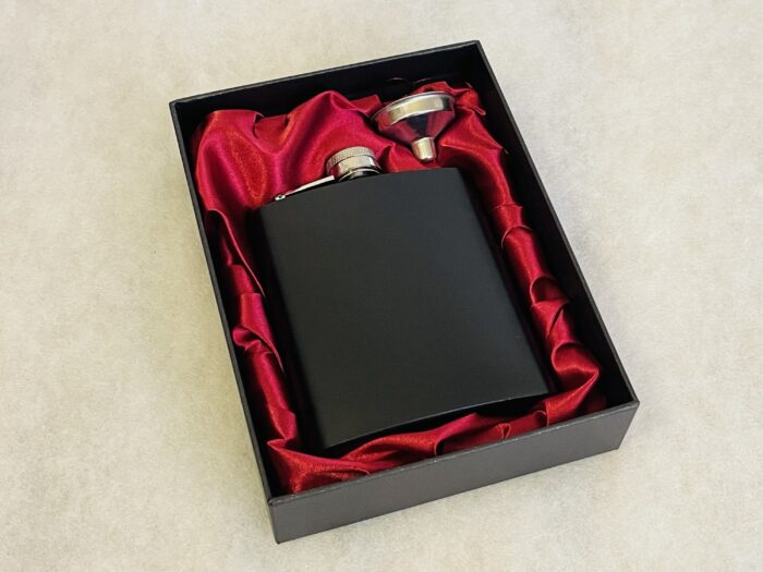 Kinkekomplekt Taskupudel / taskupläsku / HIP FLASK 210ml. ja lehter