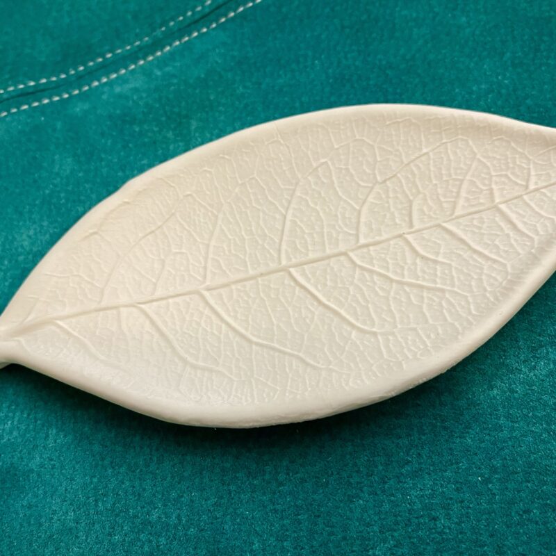 Lehe kujuline kauss/alus võtmetele ja pudipadile