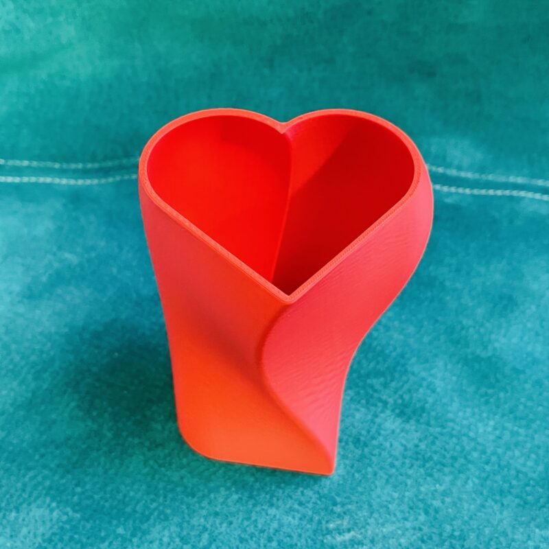 Südamekujuline pliiatsitops