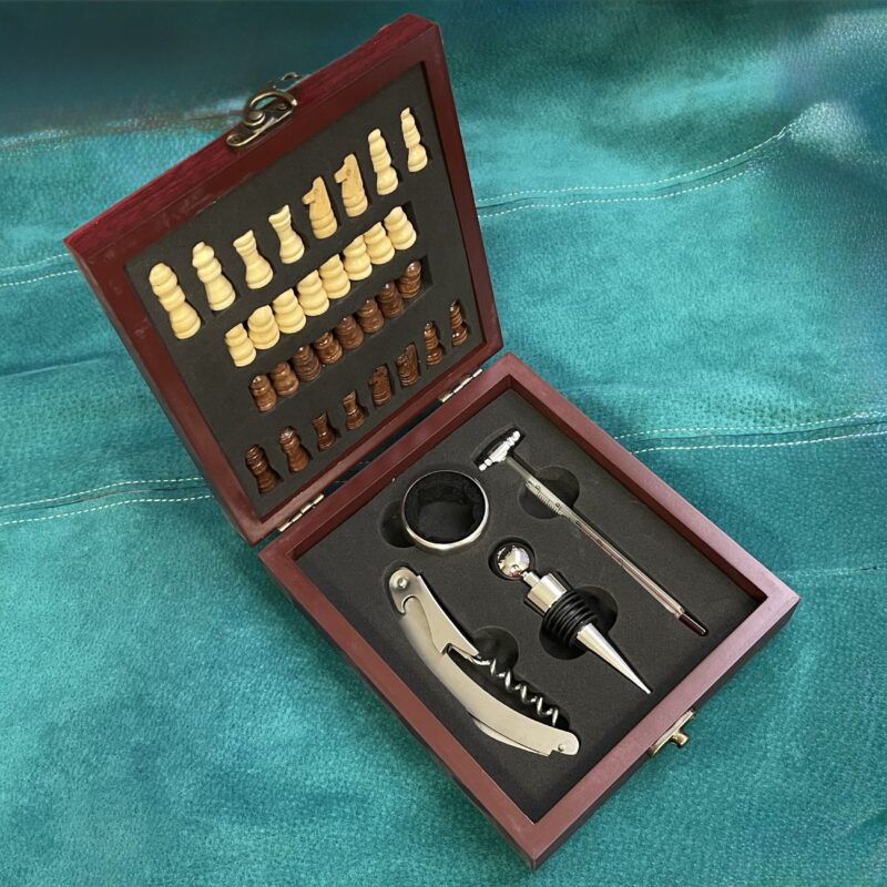 Veinitarvikute kinkekomplekt puidust karbis malega