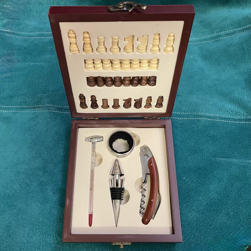 Veinitarvikute kinkekomplekt puidust karbis malega