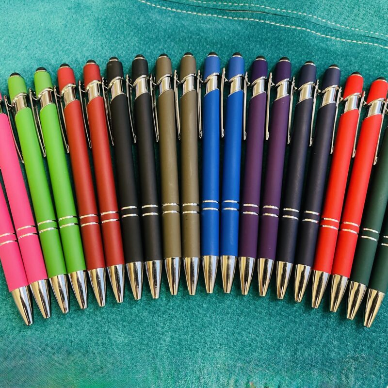 Mõnusalt siidise soft grip pinnaga nutiotsaga pastakas