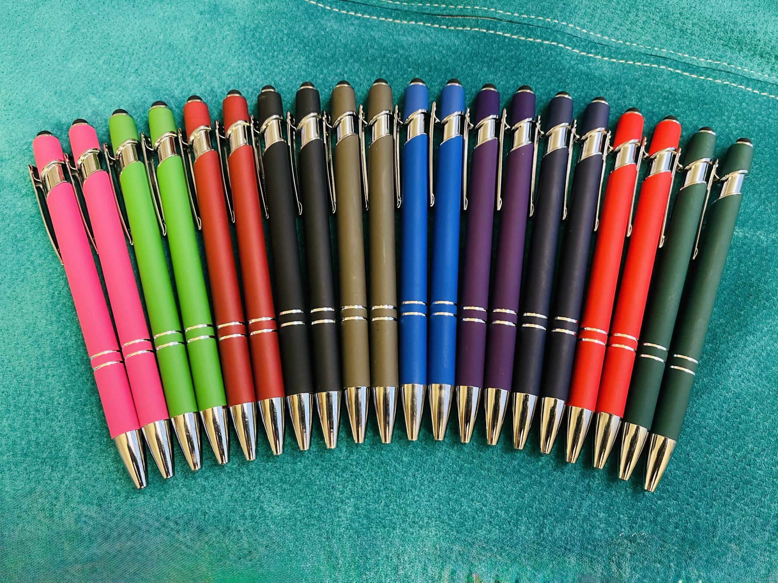 Mõnusalt siidise soft grip pinnaga nutiotsaga pastakas