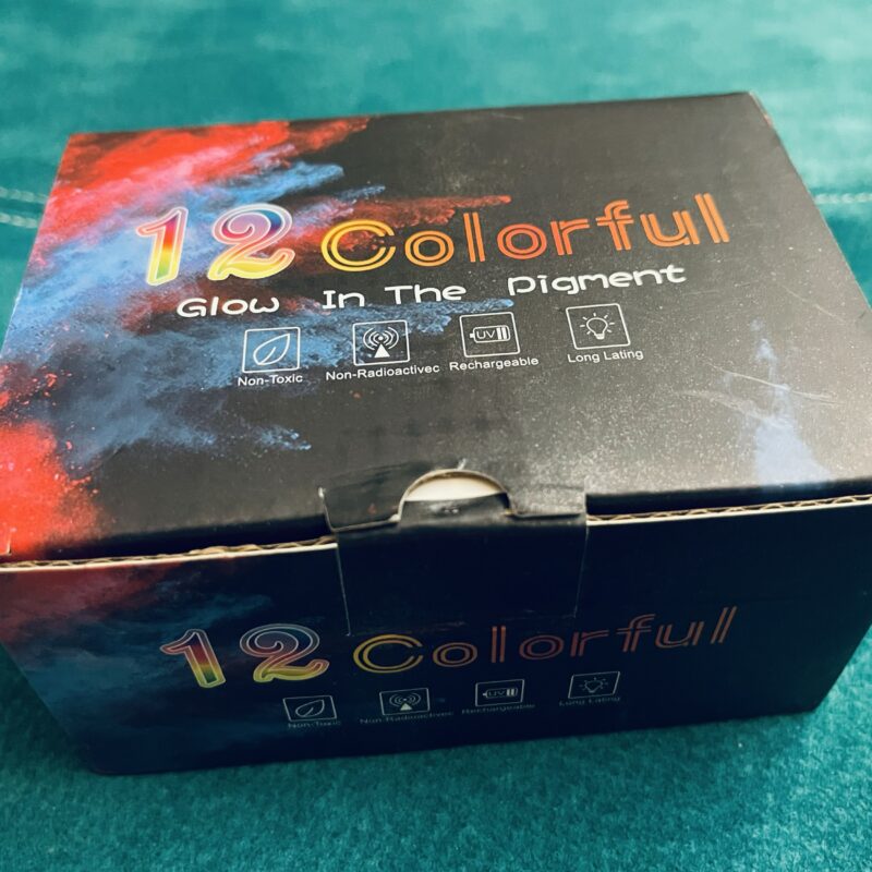 Pimedas helendavad värvid