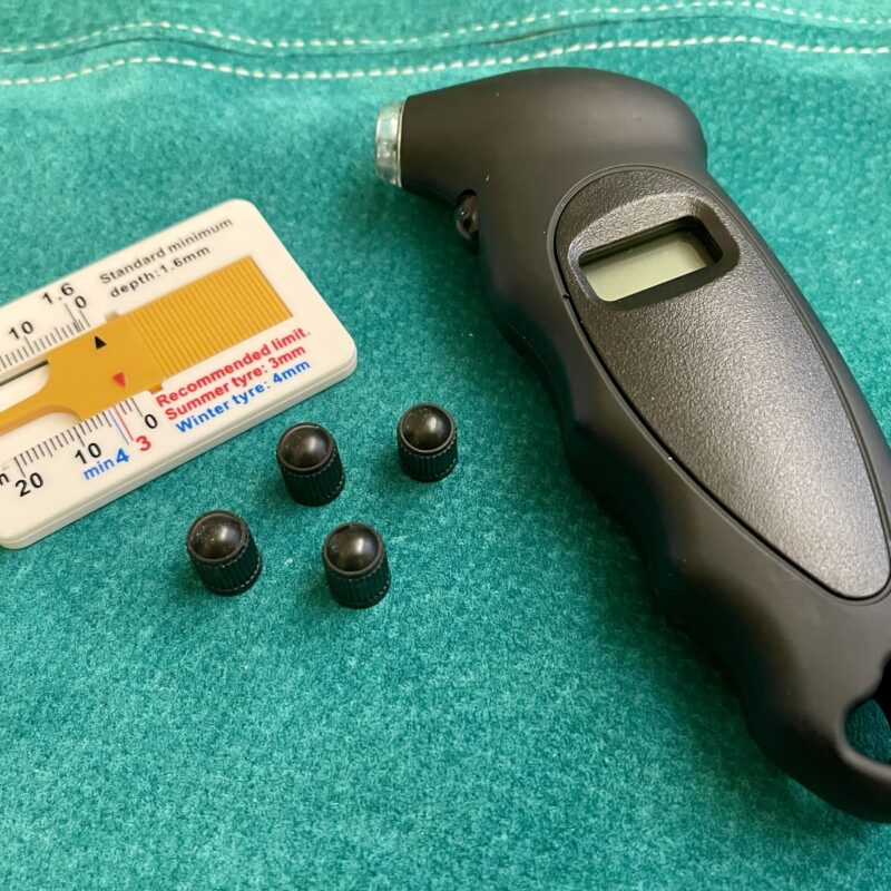 Valgustusega digitaalne rehvirõhu manomeeter