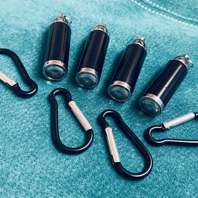 Väike metallkorpusega ja zuumitava valgusega taskulamp / võtmehoidja