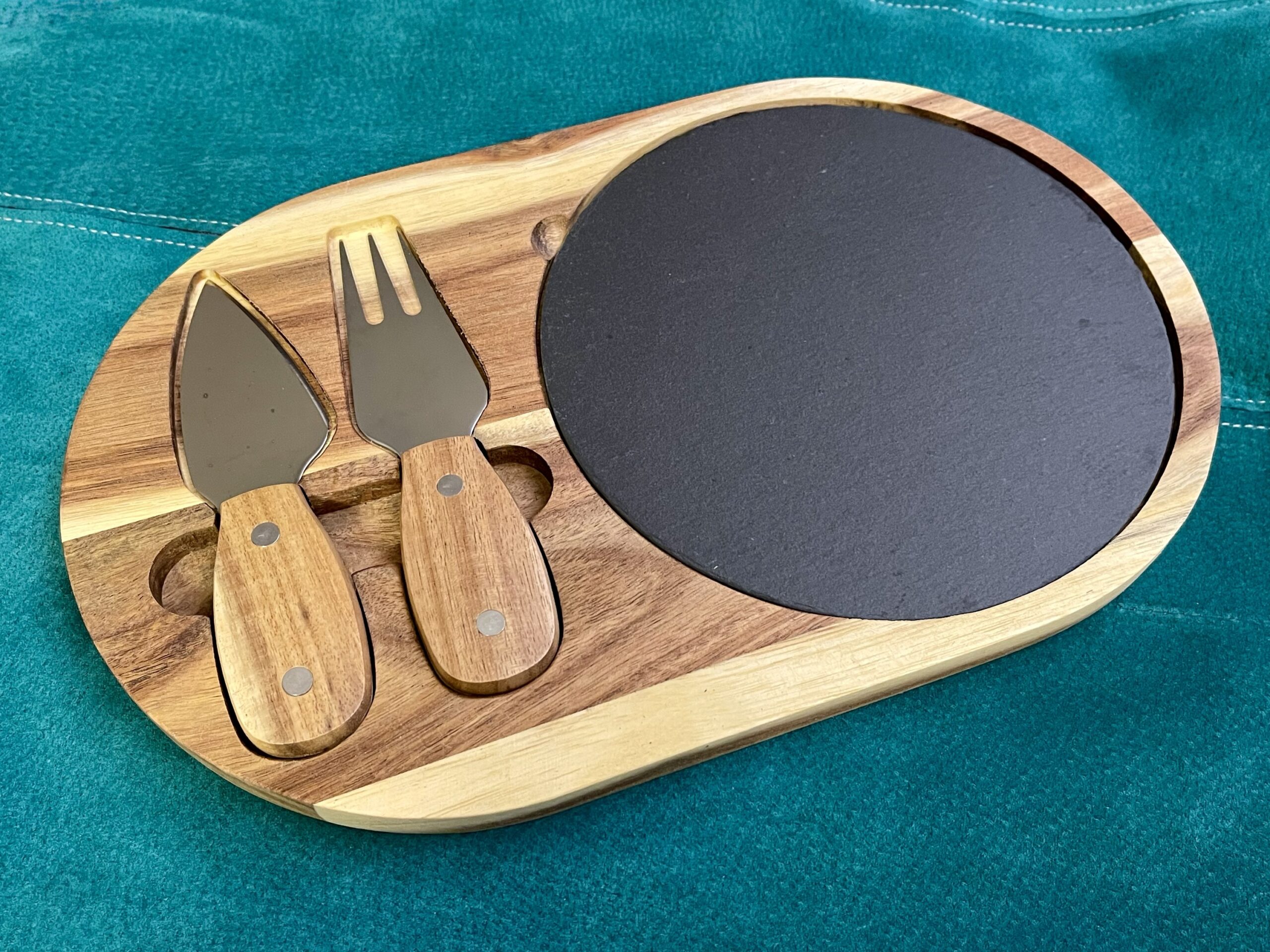 Akaatsiapuust 32 x 20 x 2 cm. juustu serveerimise komplekt kiltkivist plaadiga. - Image 2