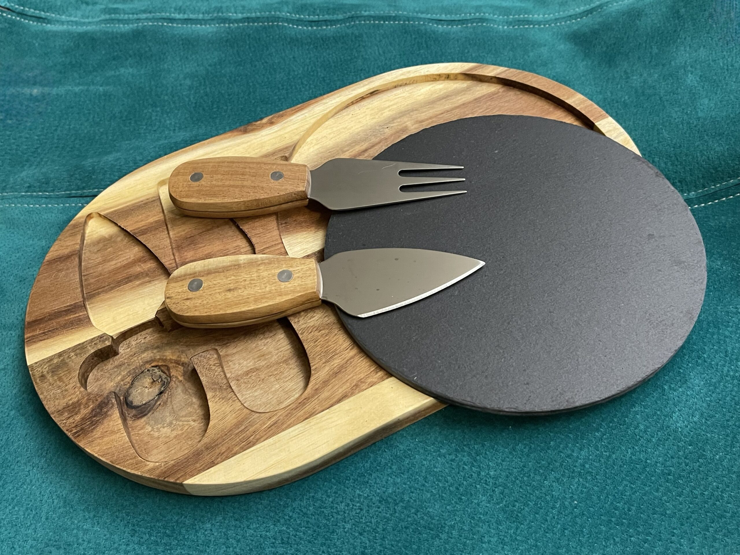 Akaatsiapuust 32 x 20 x 2 cm. juustu serveerimise komplekt kiltkivist plaadiga. - Image 3