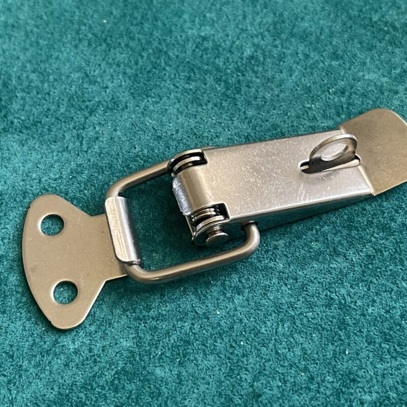 Väike portelukk roostevabast materjalist