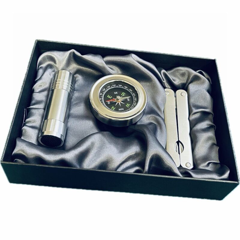 Kinkekomplekt multitööriista, taskulambi ja kompassiga