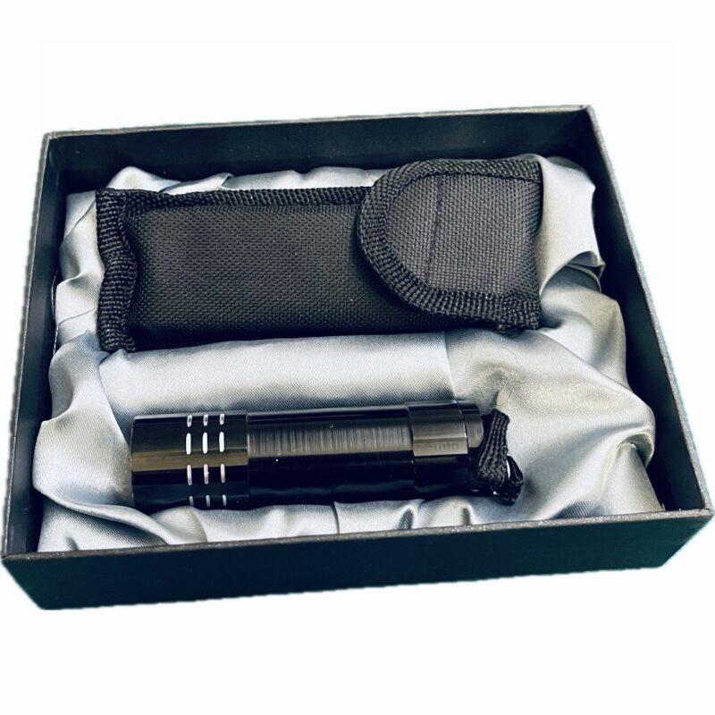 Kinkekomplekt multitööriista ja taskulambiga