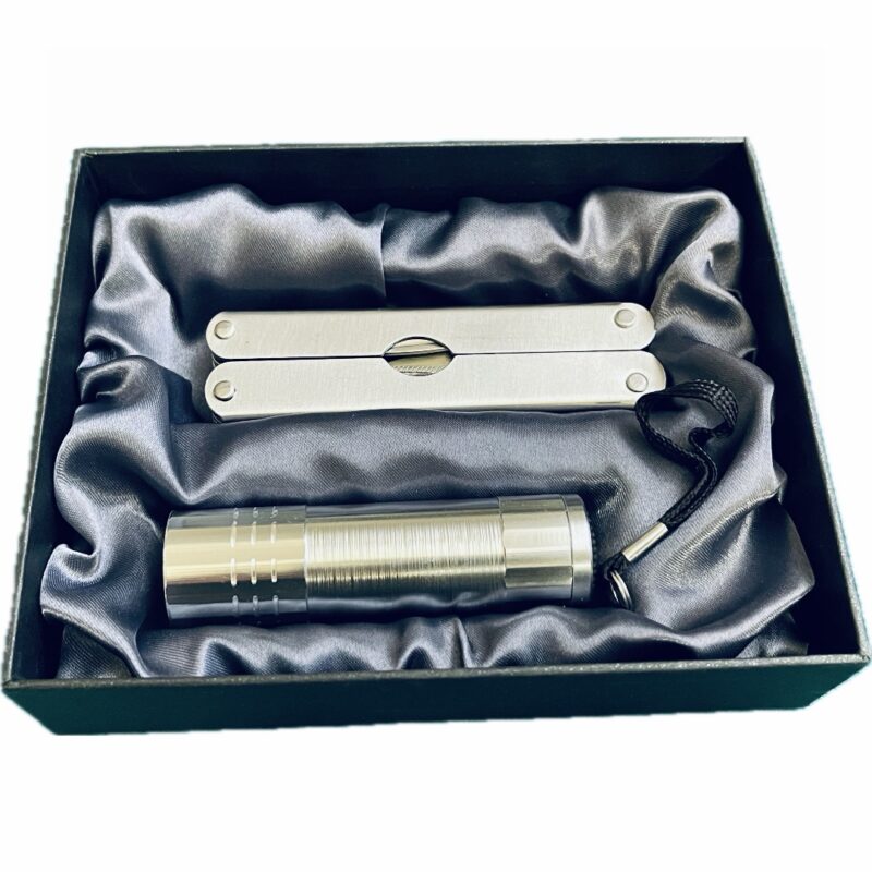 Kinkekomplekt multitööriista ja taskulambiga