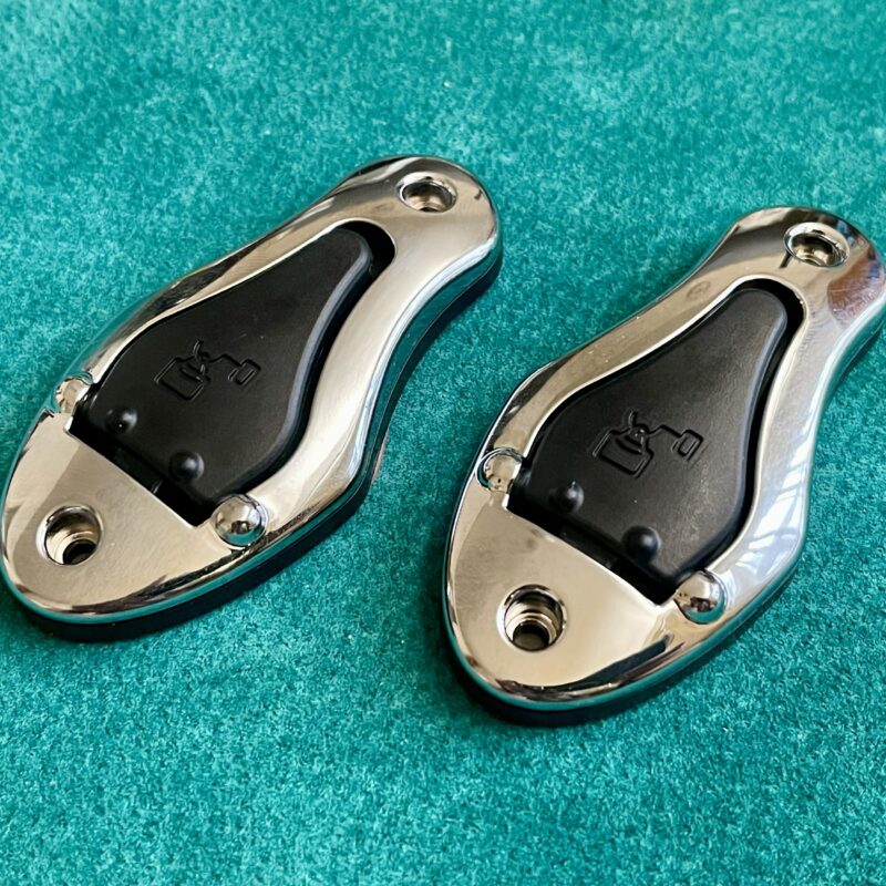 Riputuskonksud 2 tk. Kokkuvolditavad.