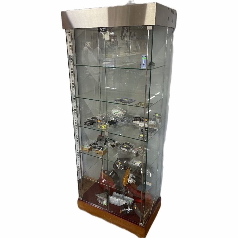 Klaasist vitriinkapp LED valgustusega